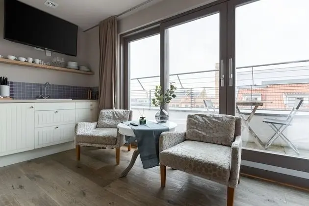 Suite S + balcony + city view