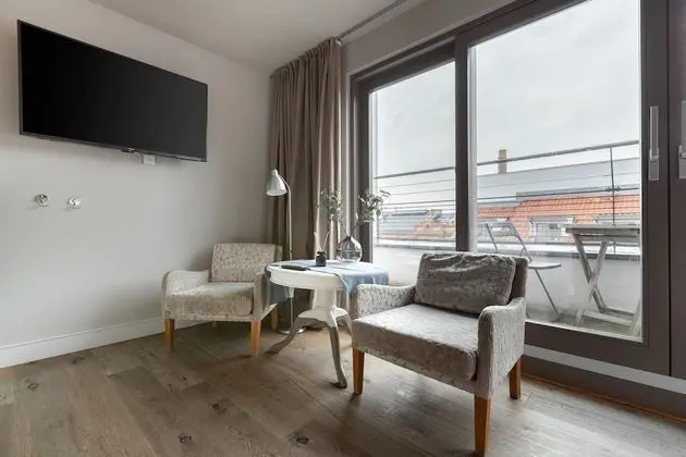 Suite S + balcony + city view