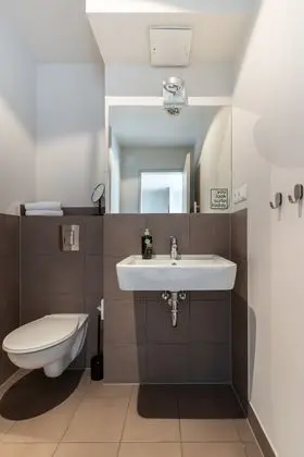 Suite S + balcony + city view