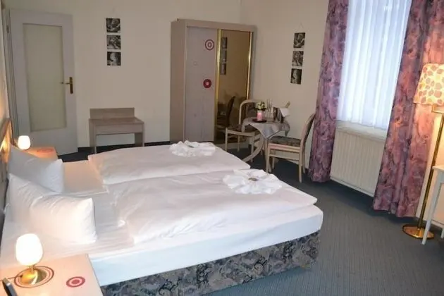 Büyük Yataklı Tek Kişilik Oda