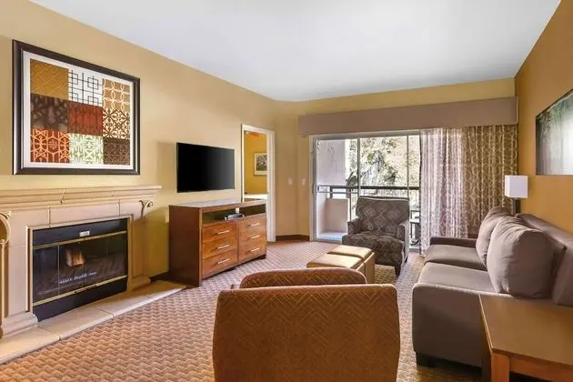 1 BEDROOM 1 KING SUITE WITH SOFABED