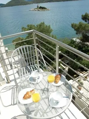 Apart Daire (At the sea - 5 M from the beach - A6()