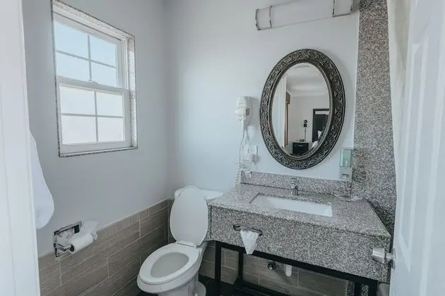 Deluxe Junior King Suite - Downstairs, Non-Smoking, No Pets
