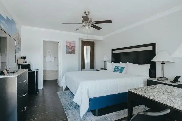 Deluxe King Room - Downstairs, Non-Smoking, No Pets