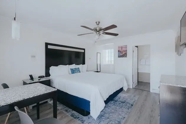 Deluxe Partial View King Room - Upstairs, Non-Smoking, No Pets