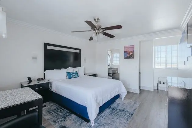 Deluxe Partial View Queen Room - Upstairs, Non-Smoking, No Pets