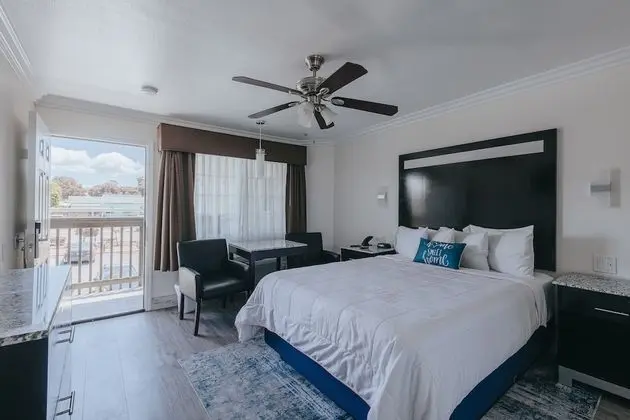 Deluxe Partial View Queen Room - Upstairs, Non-Smoking, No Pets