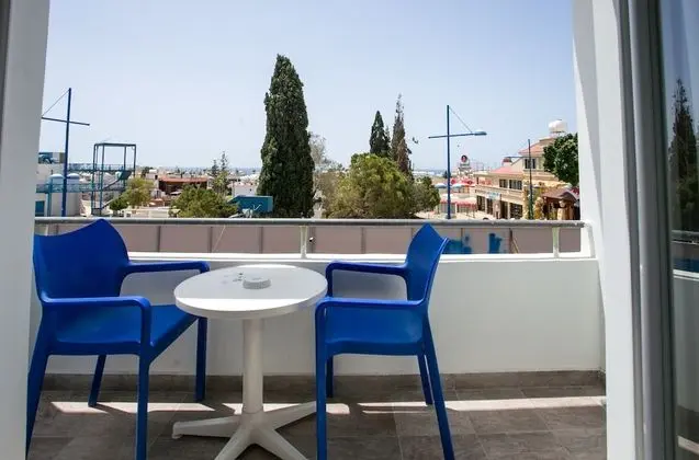 Tek Büyük veya İki Ayrı Yataklı Oda, Balkon