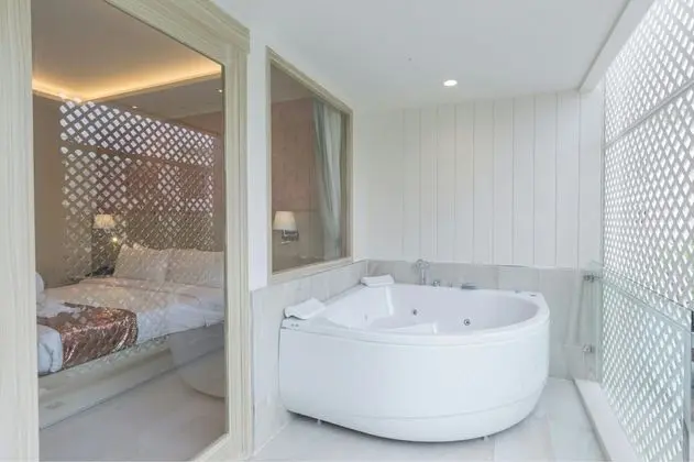 Deluxe Jacuzzi