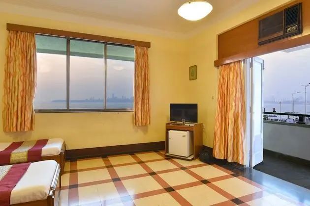 Queens Necklace Suite