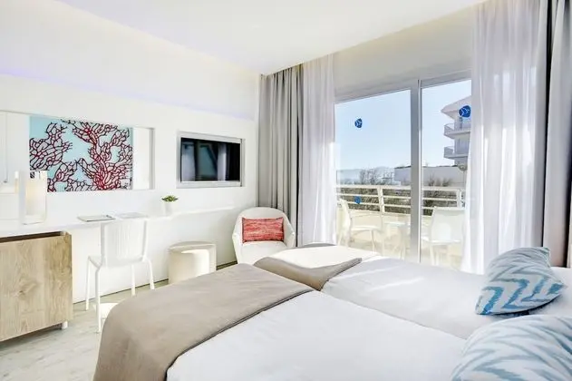 Büyük Yataklı Tek Kişilik Oda, Balkon, Kısmi Deniz Manzaralı
