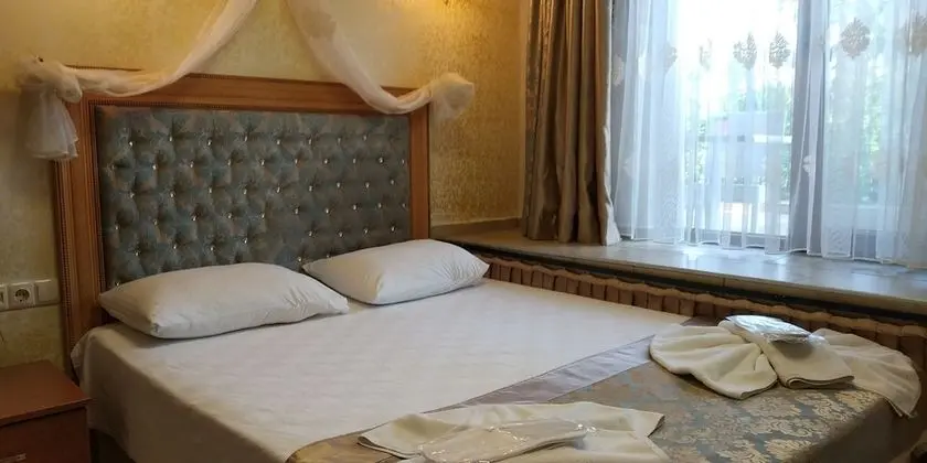 Economy Tek Buyuk Yatakli, Bahce Manzarali, Bodrum Kati