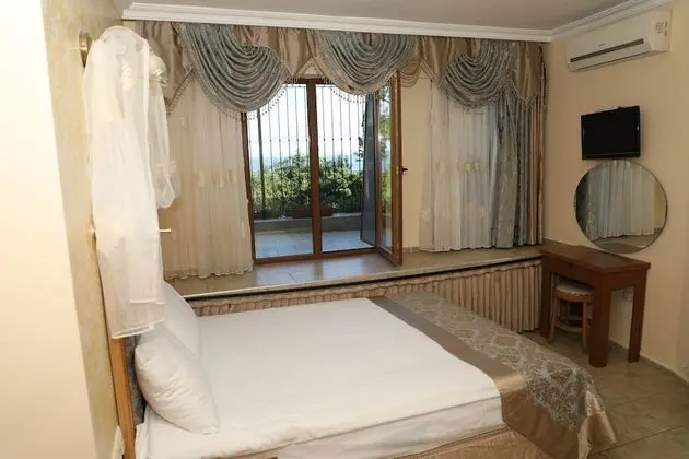 Economy Tek Buyuk Yatakli, Bahce Manzarali, Bodrum Kati