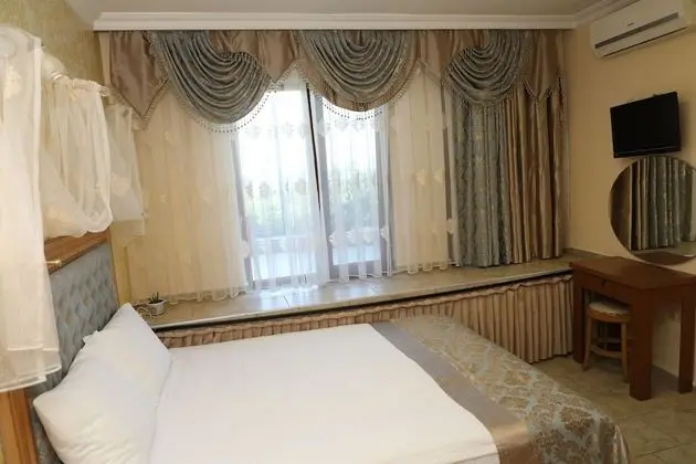 Economy Tek Buyuk Yatakli, Bahce Manzarali, Bodrum Kati