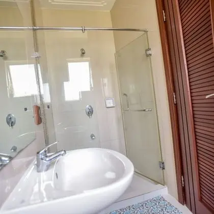 Tek Büyük Yataklı Oda, Ortak Banyo