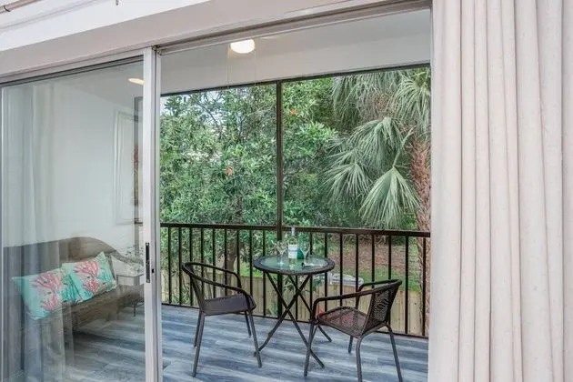 Daire (Sea La Vie Villa with Tropical Views)