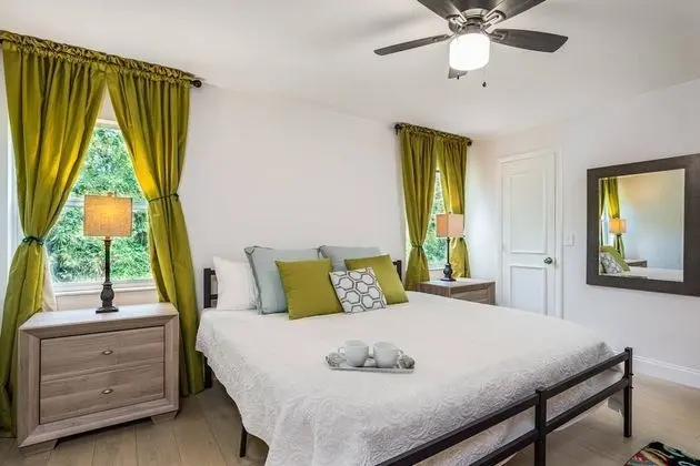 Daire (Sea La Vie Villa with Tropical Views)