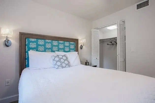 Daire (Sea La Vie Villa with Tropical Views)