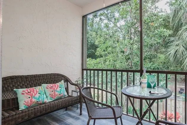Daire (Sea La Vie Villa with Tropical Views)