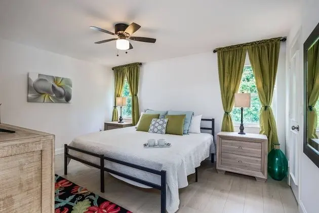 Daire (Sea La Vie Villa with Tropical Views)
