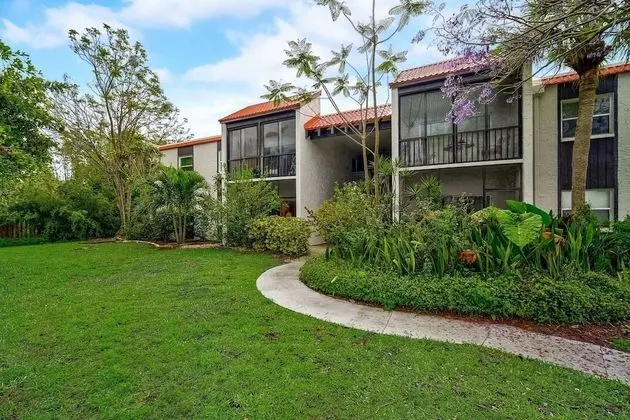 Daire (Sea La Vie Villa with Tropical Views)