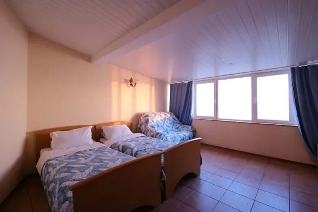 Üç Kişilik Oda, Deniz Manzaralı