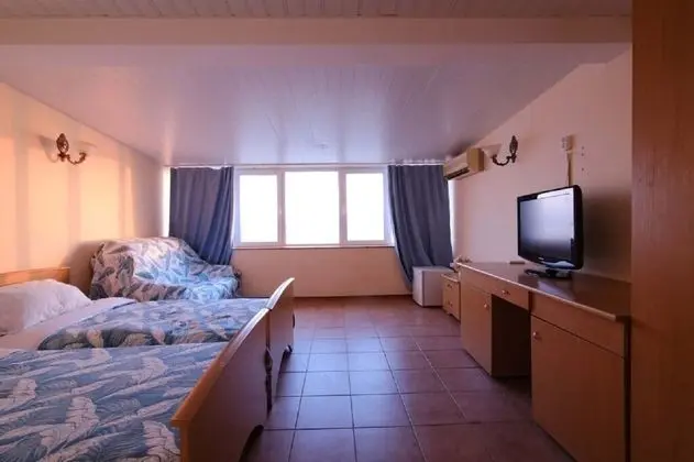 Üç Kişilik Oda, Deniz Manzaralı