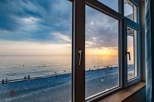 Üç Kişilik Oda, Deniz Manzaralı