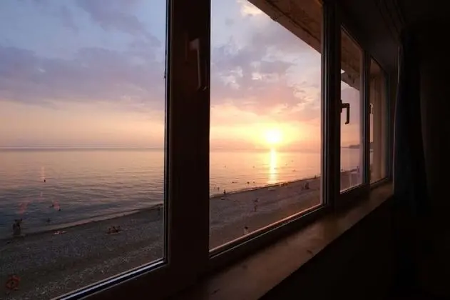 Üç Kişilik Oda, Deniz Manzaralı
