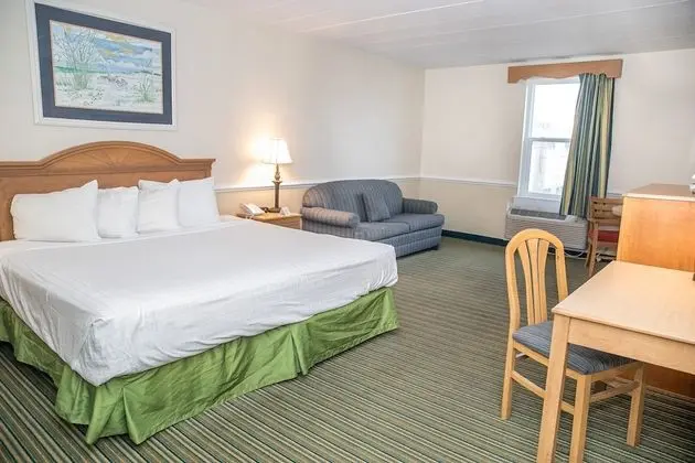 Basic Room - 1 King Bed - No View / 2 Story Bldg No Elevator