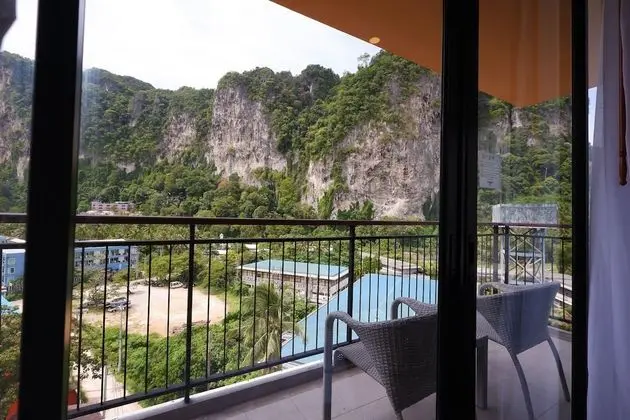 Deluxe Limestone Cliff View