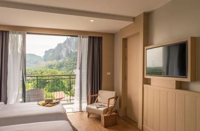Deluxe Limestone Cliff View