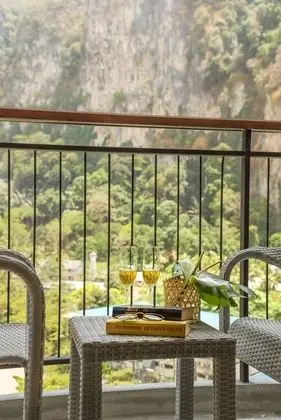 Deluxe Limestone Cliff View