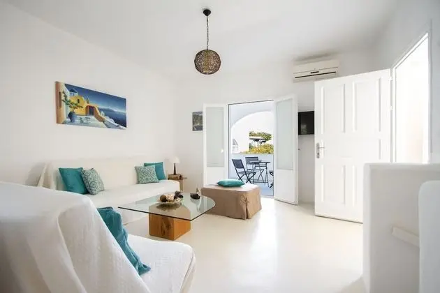 White Katikia 2 Bedroom Apt Split Level