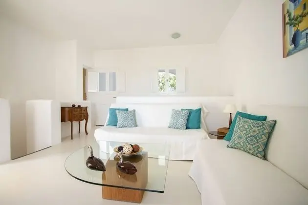 White Katikia 2 Bedroom Apt Split Level