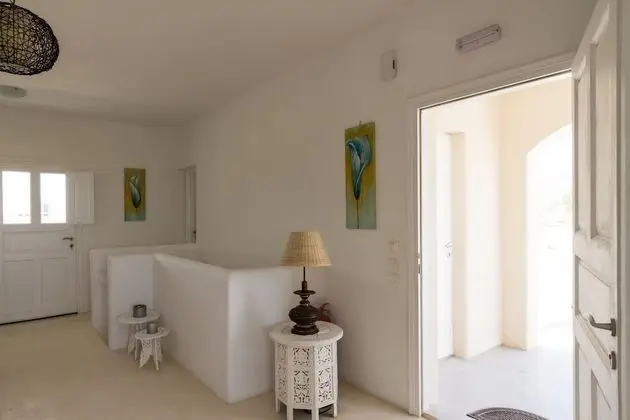 White Katikia 2 Bedroom Apt Split Level