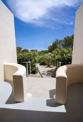 White Katikia 2 Bedroom Apt Split Level