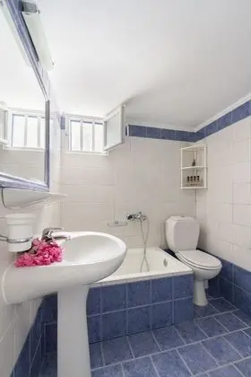 White Katikia 2 Bedroom Apt Split Level