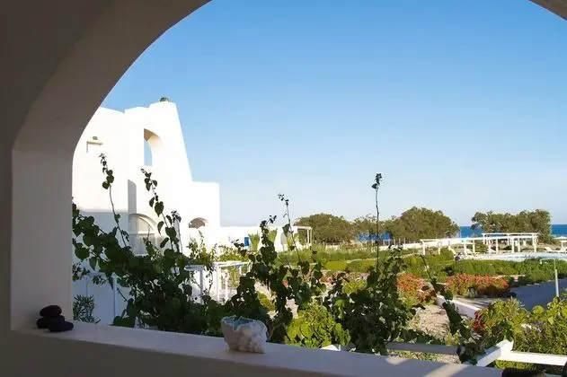 White Katikia 2 Bedroom Apt Split Level
