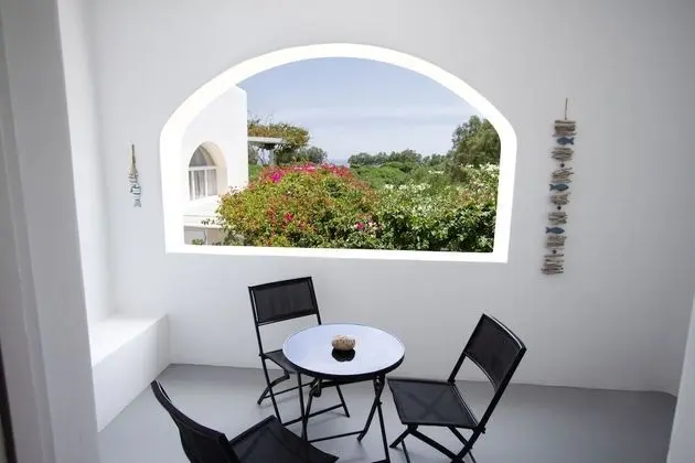 White Katikia 2 Bedroom Apt Split Level