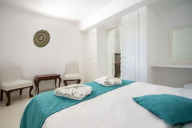 White Katikia 2 Bedroom Apt Split Level