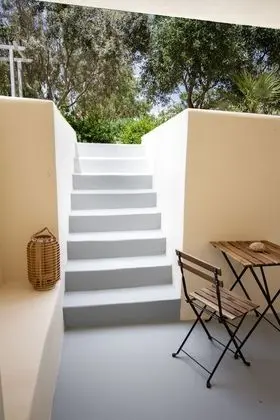 White Katikia 2 Bedroom Apt Split Level