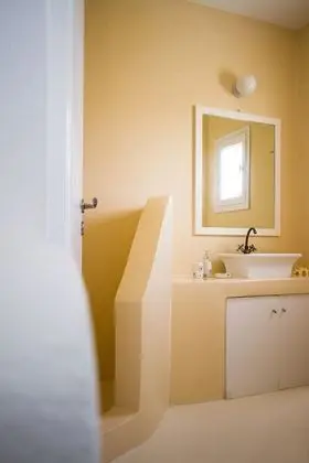 White Katikia 2 Bedroom Apt Split Level