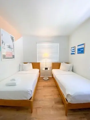 One Bedroom Corner Suite: 1 Queen and 2 Twin