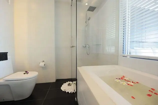 Deluxe Pool Access