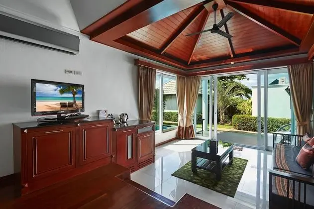 Superior Villa, Havuz Kenarı