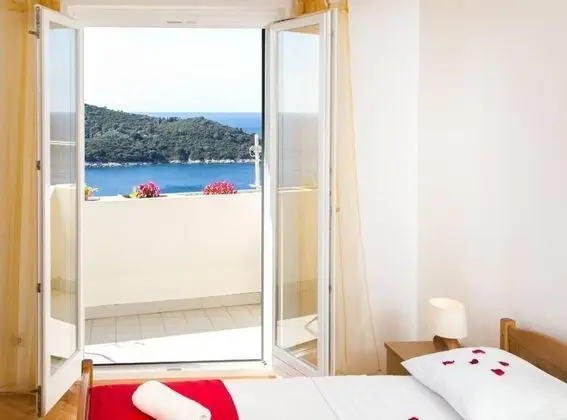 Apart Daire (Two-Bedroom Apartment with Balcony an)