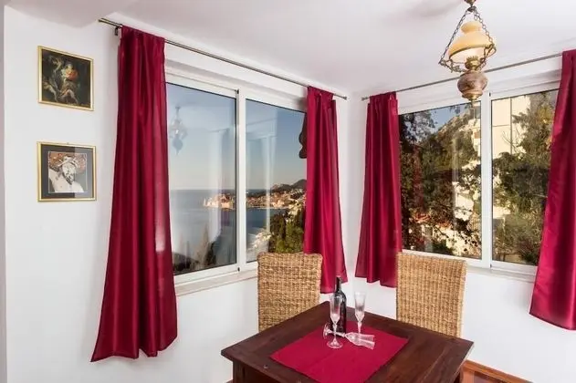 Apart Daire (Four-Bedroom Apartment with Balcony)