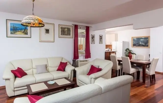 Apart Daire (Four-Bedroom Apartment with Balcony)