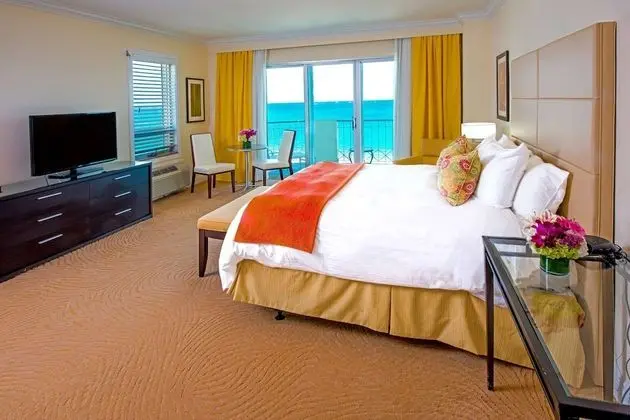 Ocean Front w/Balcony, 1 King Bed